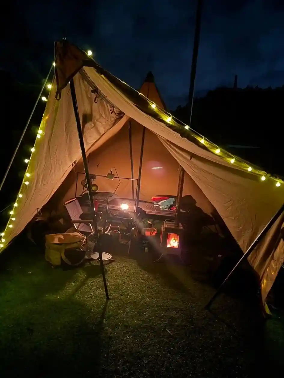 暖炉もあるテントで寒い夜も快適に過ごせる岩沼のキャンプ場