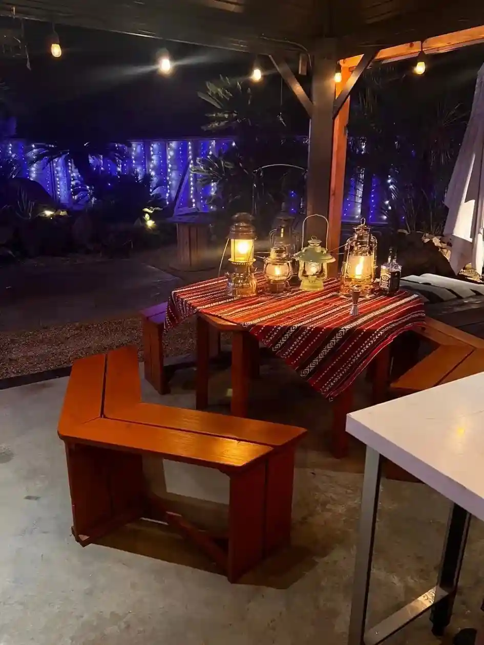 薪を燃やして炎の温もりと灯り